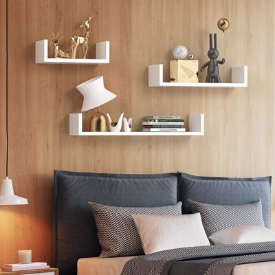Pas d'étagère en bois flottante gonflable en forme de U montée sur le mur