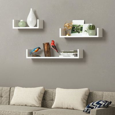 Pas d'étagère en bois flottante gonflable en forme de U montée sur le mur