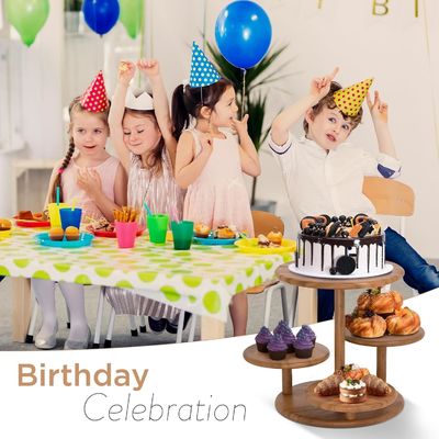 Le stand de la tour en bois de 4 niveaux contient 50 cupcakes pour la fête de mariage et le dessert d'anniversaire