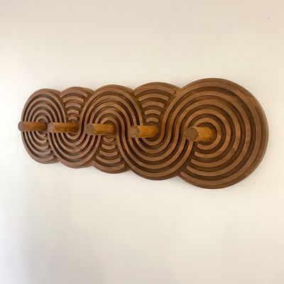 Réservoir de manteau moderne à la noix pour les manteaux, chapeaux et sacs en salon.