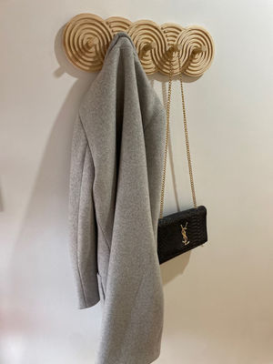 Réservoir de manteau moderne à la noix pour les manteaux, chapeaux et sacs en salon.