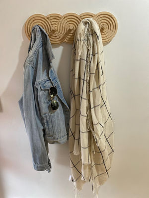 Réservoir de manteau moderne à la noix pour les manteaux, chapeaux et sacs en salon.