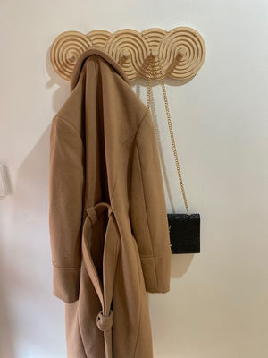 Réservoir de manteau moderne à la noix pour les manteaux, chapeaux et sacs en salon.