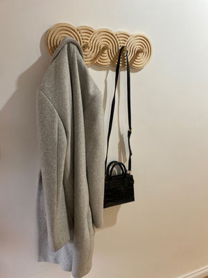 Réservoir de manteau moderne à la noix pour les manteaux, chapeaux et sacs en salon.