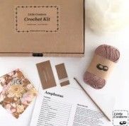 Des crochets à crochet de petite taille pour fabriquer des pulls, des paquets cadeaux et des fils de dentelle colorés