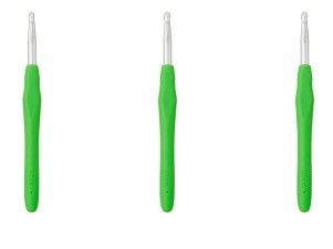 Des crochets à crochet de petite taille pour fabriquer des pulls, des paquets cadeaux et des fils de dentelle colorés