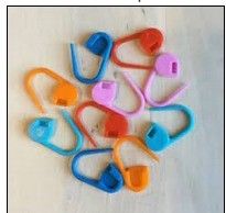 Des crochets à crochet de petite taille pour fabriquer des pulls, des paquets cadeaux et des fils de dentelle colorés