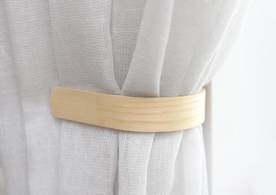 Des rideaux en bois sont conçus pour les anniversaires.