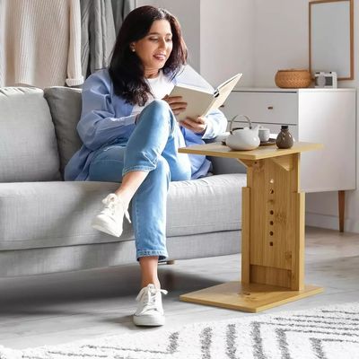 Table de côté en bambou en forme de C pour table basse en bois derrière le canapé