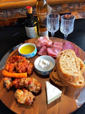 Logo personnalisé Acceptable planche de coupe d'acacia à rainures rondes avec couteau et étalon