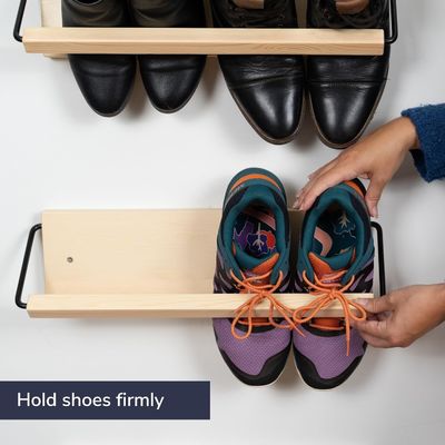 Solution de rangement de chaussures modernes minces et petites en bois montées sur le mur pour les chaussures dans la cuisine
