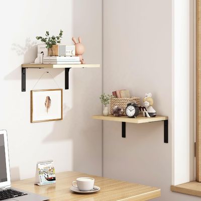 Étagères flottantes en bois pour affichage murale moderne dans un salon élégant