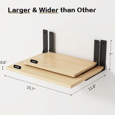 Étagères flottantes en bois pour affichage murale moderne dans un salon élégant