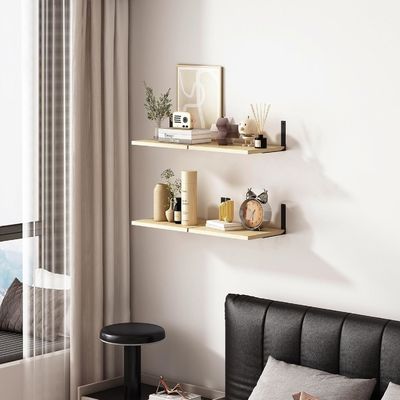 Étagères flottantes en bois pour affichage murale moderne dans un salon élégant