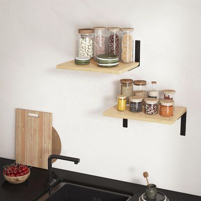 Étagères flottantes en bois pour affichage murale moderne dans un salon élégant