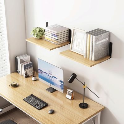 Étagères flottantes en bois pour affichage murale moderne dans un salon élégant