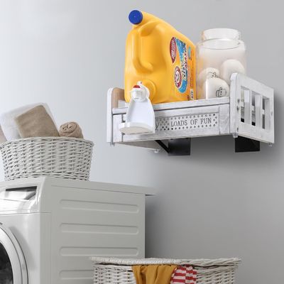 Transformez votre buanderie avec ce détergent en bois monté sur le mur