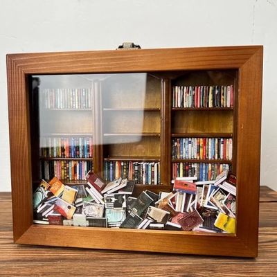 Mini boîte à allumettes de livre en bois Armoire de bibliothèque Conception contemporaine pour la décoration intérieure