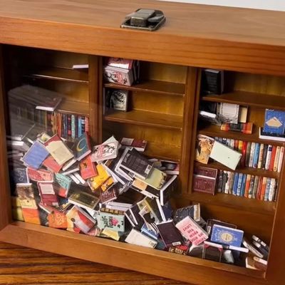 Mini boîte à allumettes de livre en bois Armoire de bibliothèque Conception contemporaine pour la décoration intérieure