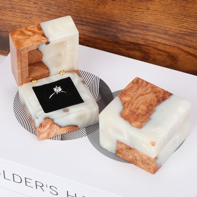 Élégante boîte à anneaux en bois à fente unique pour petit emballage de bijoux anciens faits à la main