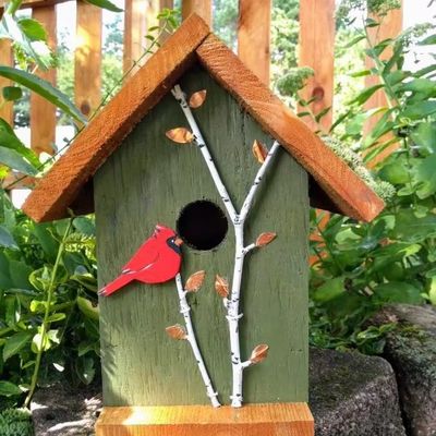 Cardinal peint à la main et les arbres de bouleau en bois