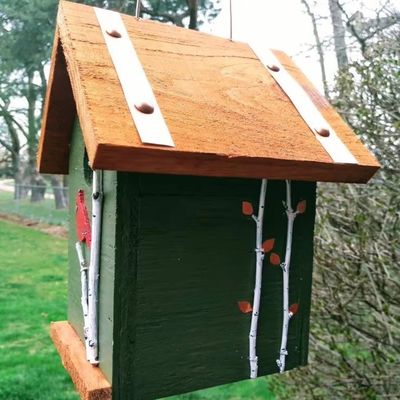 Cardinal peint à la main et les arbres de bouleau en bois