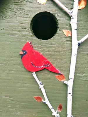 Cardinal peint à la main et les arbres de bouleau en bois