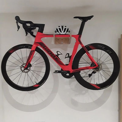 Montage murale de vélo en bois avec étagère Design de stockage multifonctionnel et intelligent