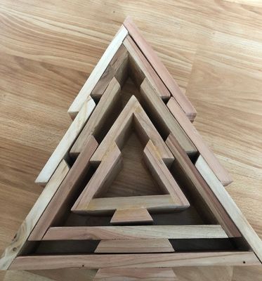 L'arbre de Noël en bois est parfait pour créer une ambiance festive.