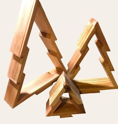 L'arbre de Noël en bois est parfait pour créer une ambiance festive.