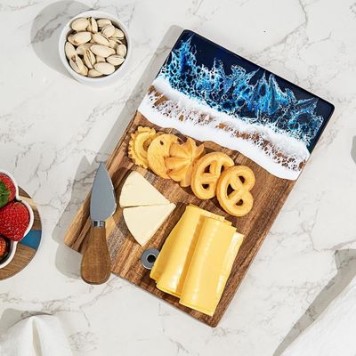 Tableau de charcuterie en résine époxy en bois d'acacia pour servir de la nourriture