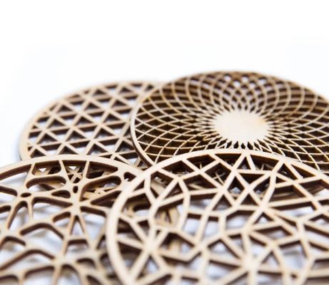 Des sous-vêtements en bois pour la décoration de la table