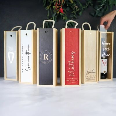 Boîte à vin personnalisée de type bois avec dessin gravé au laser et inserts acryliques