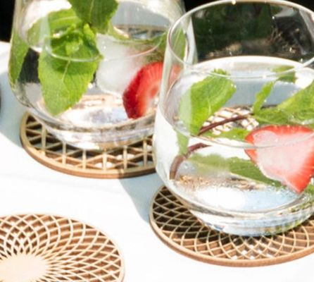 Des sous-vêtements en bois pour la décoration de la table