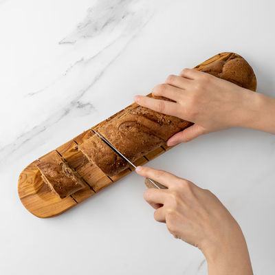 Tableau de coupe de baguette artisanale en bois d'olivier pour les amateurs de pain