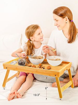 Le petit-déjeuner est servi avec un plateau de lit en bambou.
