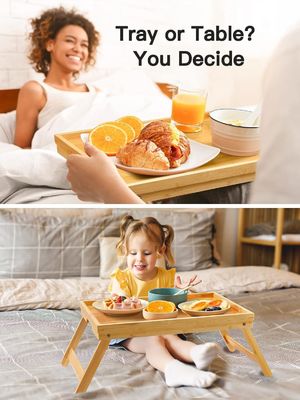 Le petit-déjeuner est servi avec un plateau de lit en bambou.