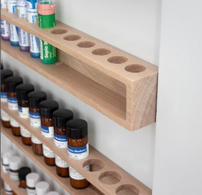 Design de logo personnalisé Armoire en bouleau massif montée sur le mur avec conception multifonctionnelle