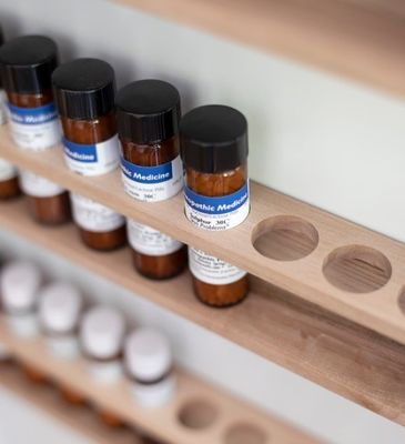 Design de logo personnalisé Armoire en bouleau massif montée sur le mur avec conception multifonctionnelle