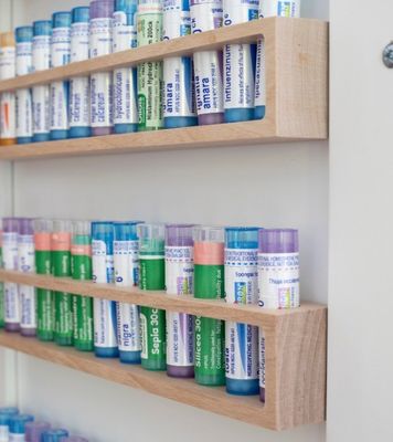 Design de logo personnalisé Armoire en bouleau massif montée sur le mur avec conception multifonctionnelle