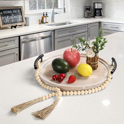Plateau rond en bois en couleur claire pour les assiettes de cuisine moderne