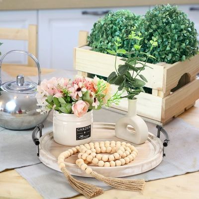 Plateau rond en bois en couleur claire pour les assiettes de cuisine moderne