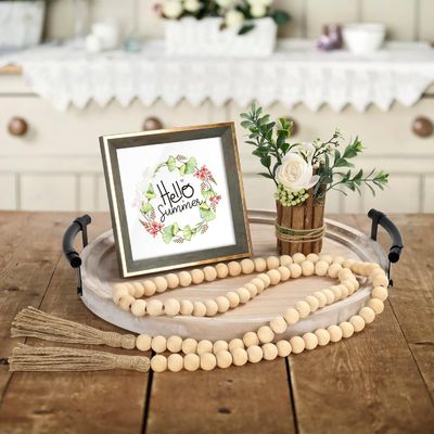 Plateau rond en bois en couleur claire pour les assiettes de cuisine moderne