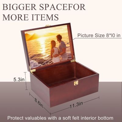 Une grande boîte en bois avec un couvercle à charnière et un cadre photo