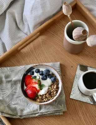 Plateau de cuisson en bois de noyer rectangulaire avec poignées sur demande