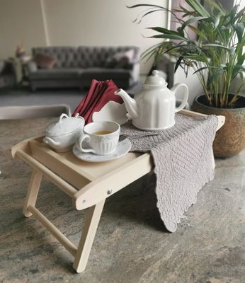 Petit-déjeuner rectangulaire dans plateau à lit avec jambes pliantes Économisez de l'espace et profitez de collations personnalisées