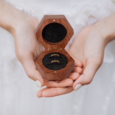 Boîte à cadeaux en bois massif sur mesure 2 fentes avec logo Boîte à bague en bois pour bague de fiançailles