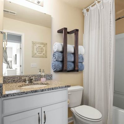 Étagère à serviettes en bois montée sur le mur de pin décoratif pour salle de bain