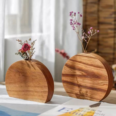 Vase en bois de style moderne capable d'insérer des fleurs pour l'occasion d'un anniversaire