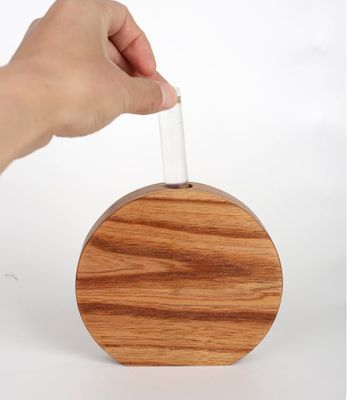 Vase en bois de style moderne capable d'insérer des fleurs pour l'occasion d'un anniversaire